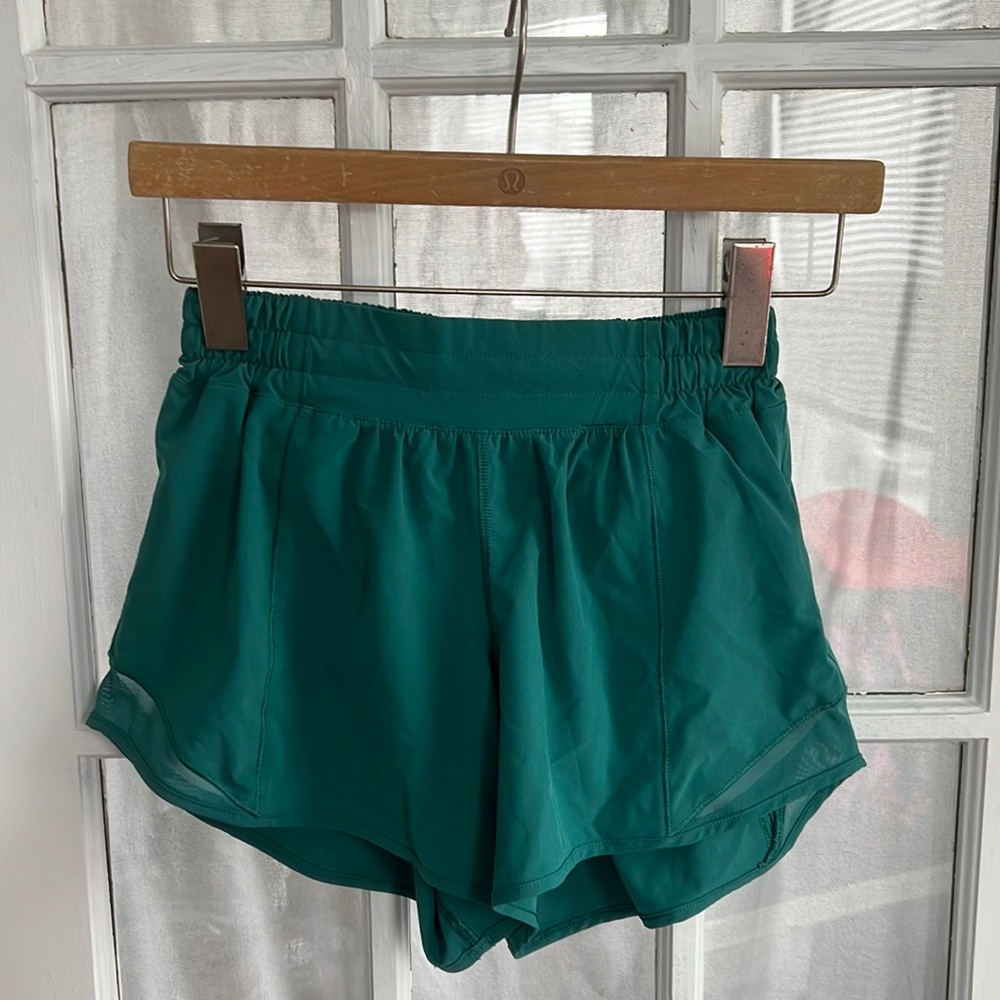 Lululemon hotty hot low rise 4” shorts